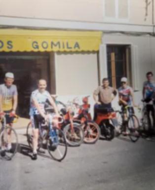 Antonio Gomila empieza a reparar bicicletas…